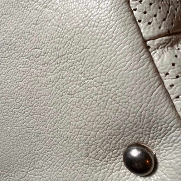 Chanel Cream Tote Bag with Textured Canvas and Iconic CC Logo - Picture 15 of 16